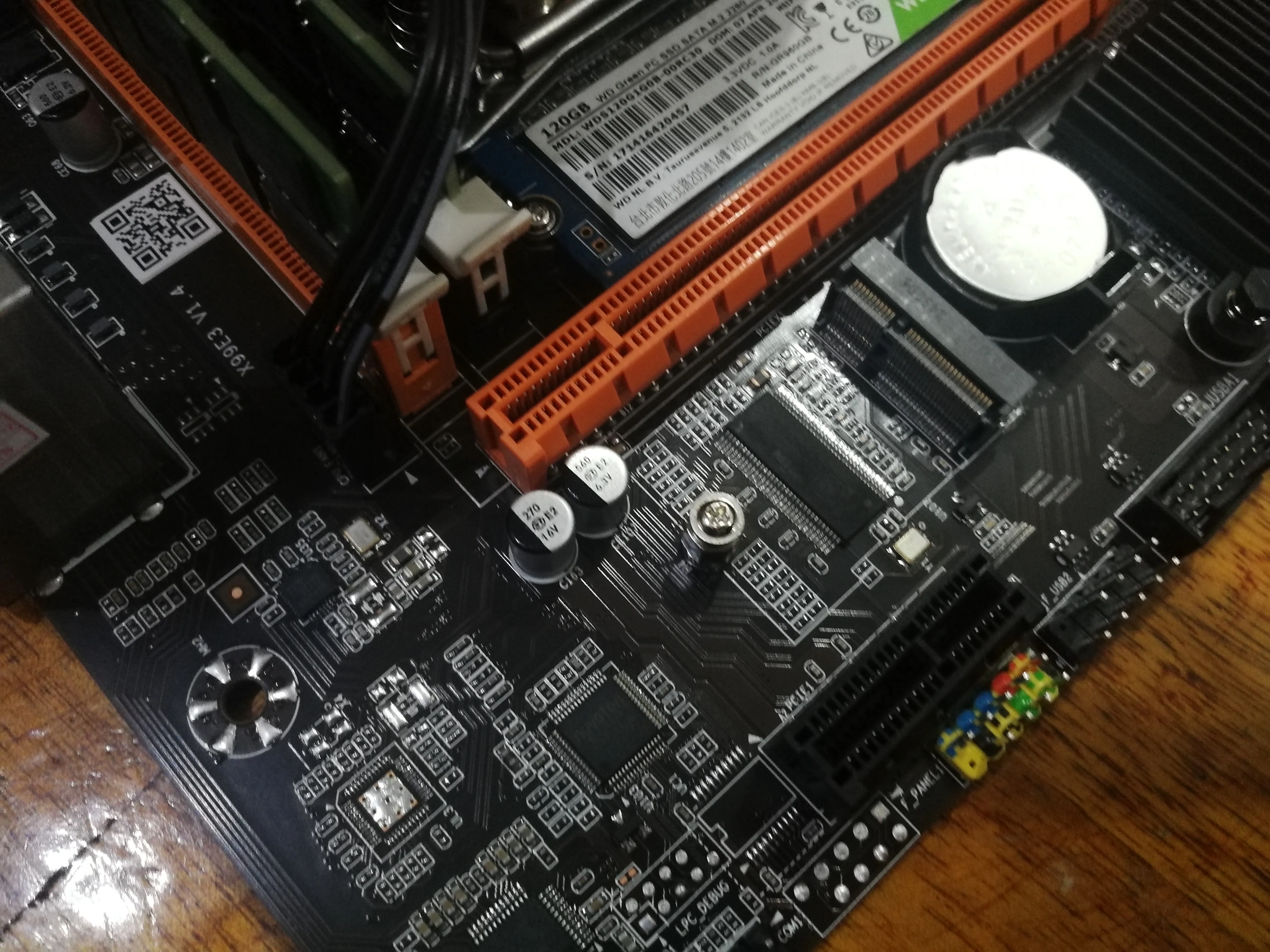 主板左下角特写