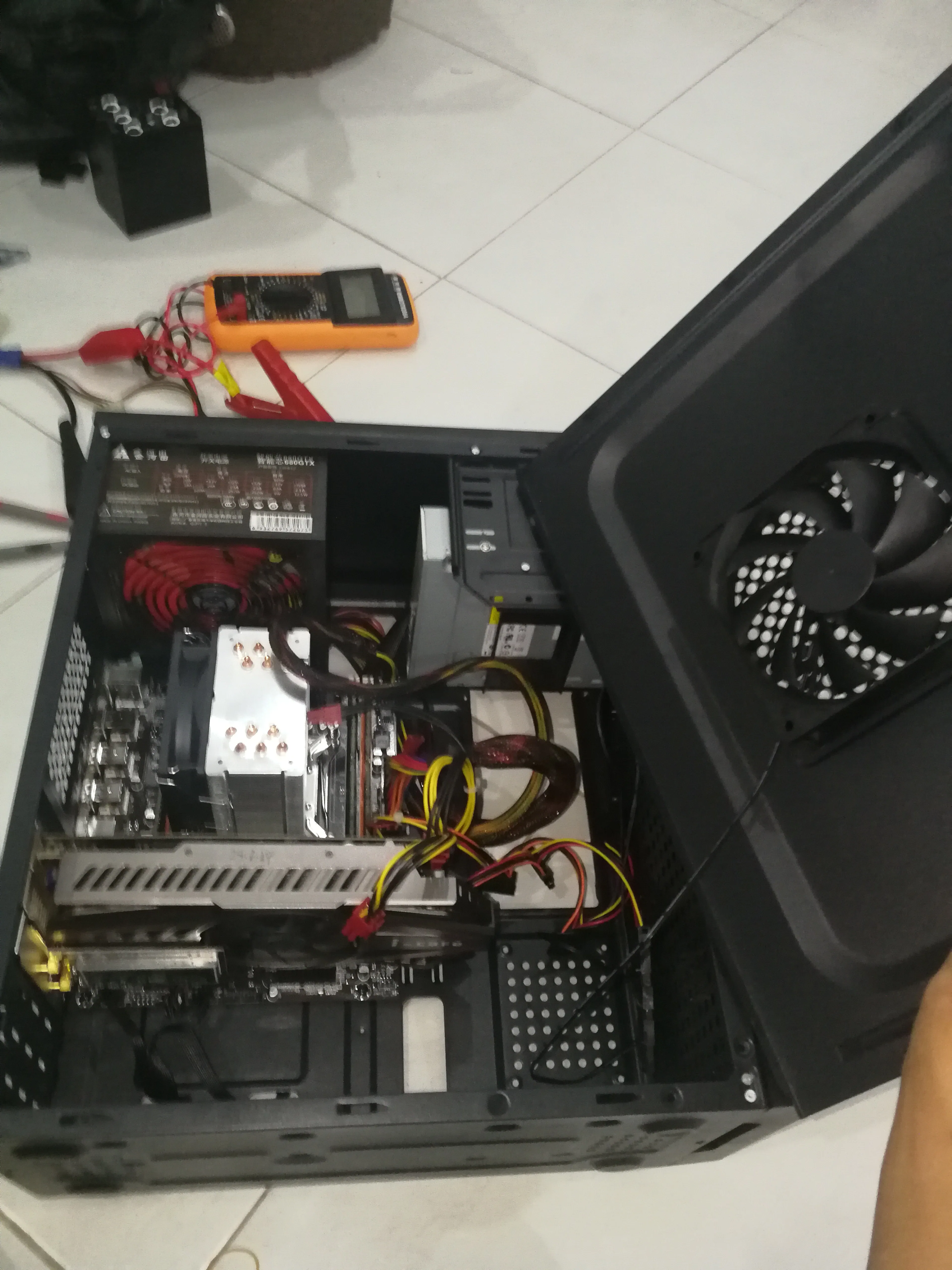 把电源固定到机箱